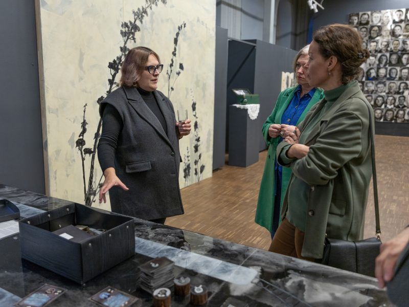 Trīs sievietes Kuldīgas Mākslas namā.