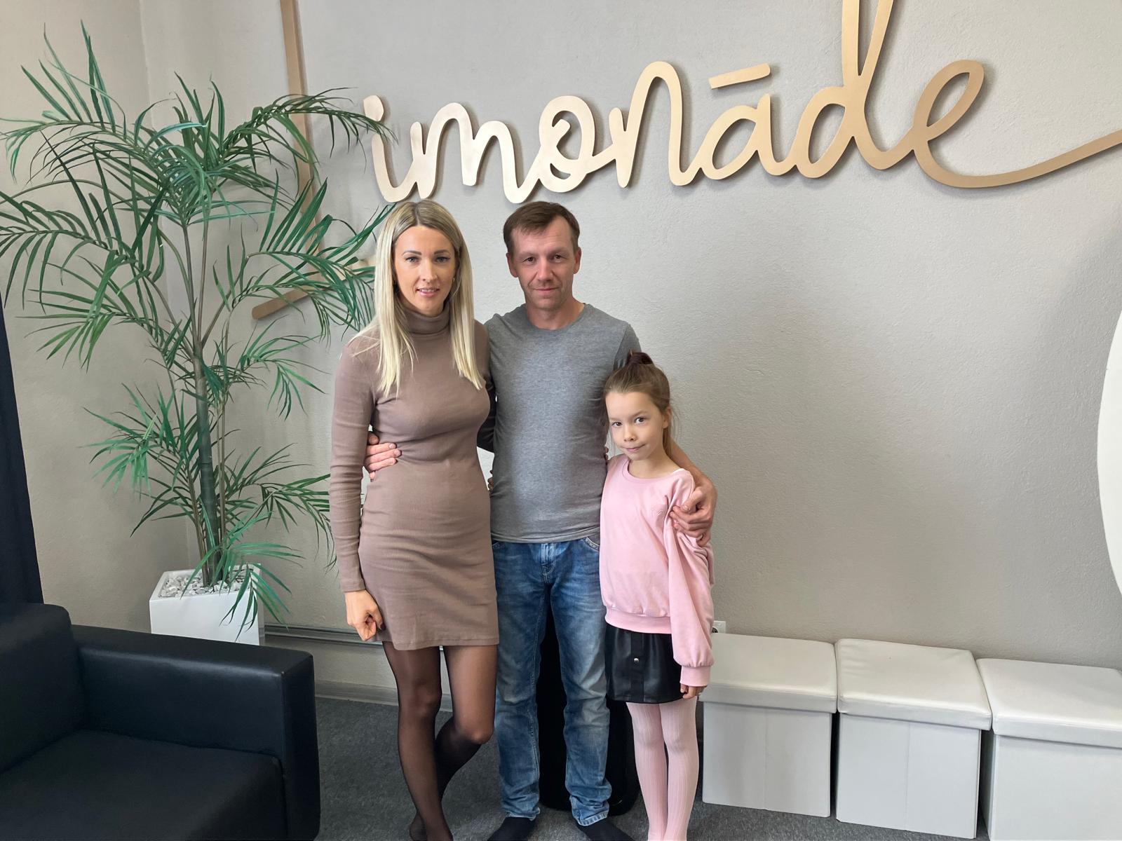 Kuldīgas atpūtas un izklaides vietas “Limonāde” saimnieki Iluta Mežaraupe un Igors Afļitunovs ar meitiņu Elzu Afļitunovu.