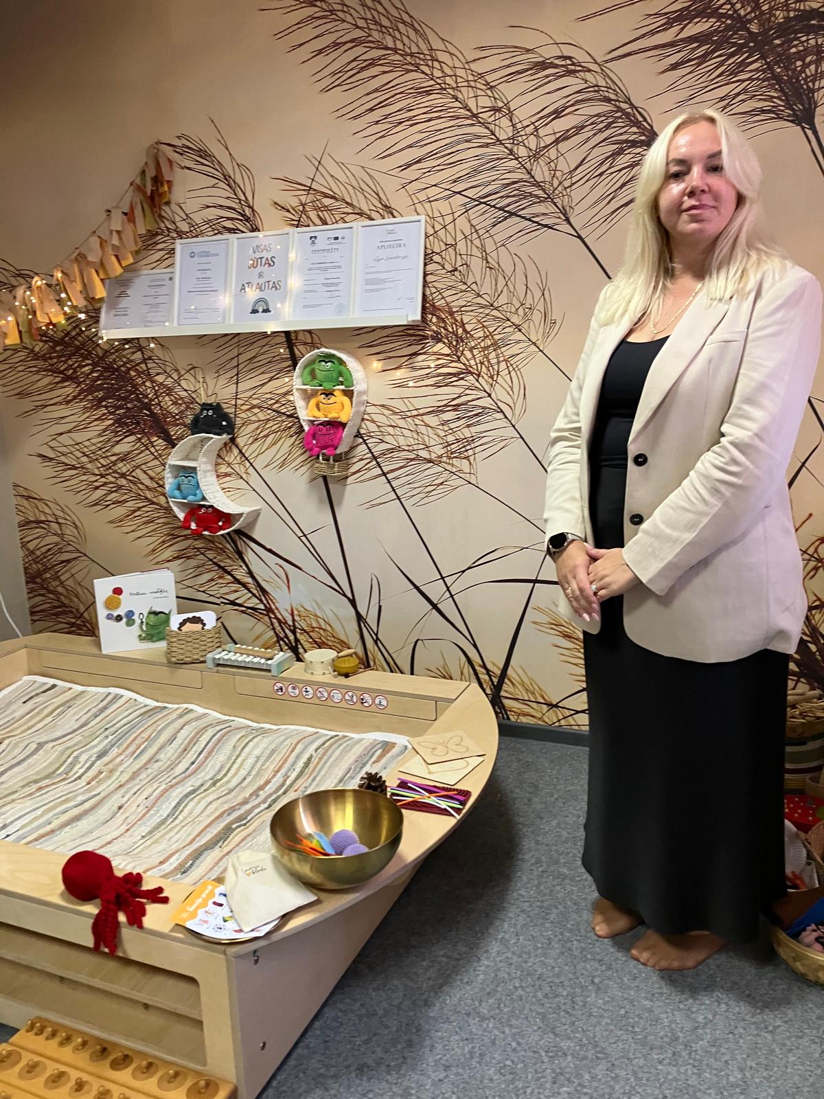 Nodarbības siltajos graudos ir īpašs veids, kā bērni iemācās justies drošāk un atpazīt savas emocijas, rod mieru, skaidro pirmsskolas skolotāja Līga Šmidberga, kura Kuldīgā izveidojusi “Mīļmājas – vietu, kur augt”.