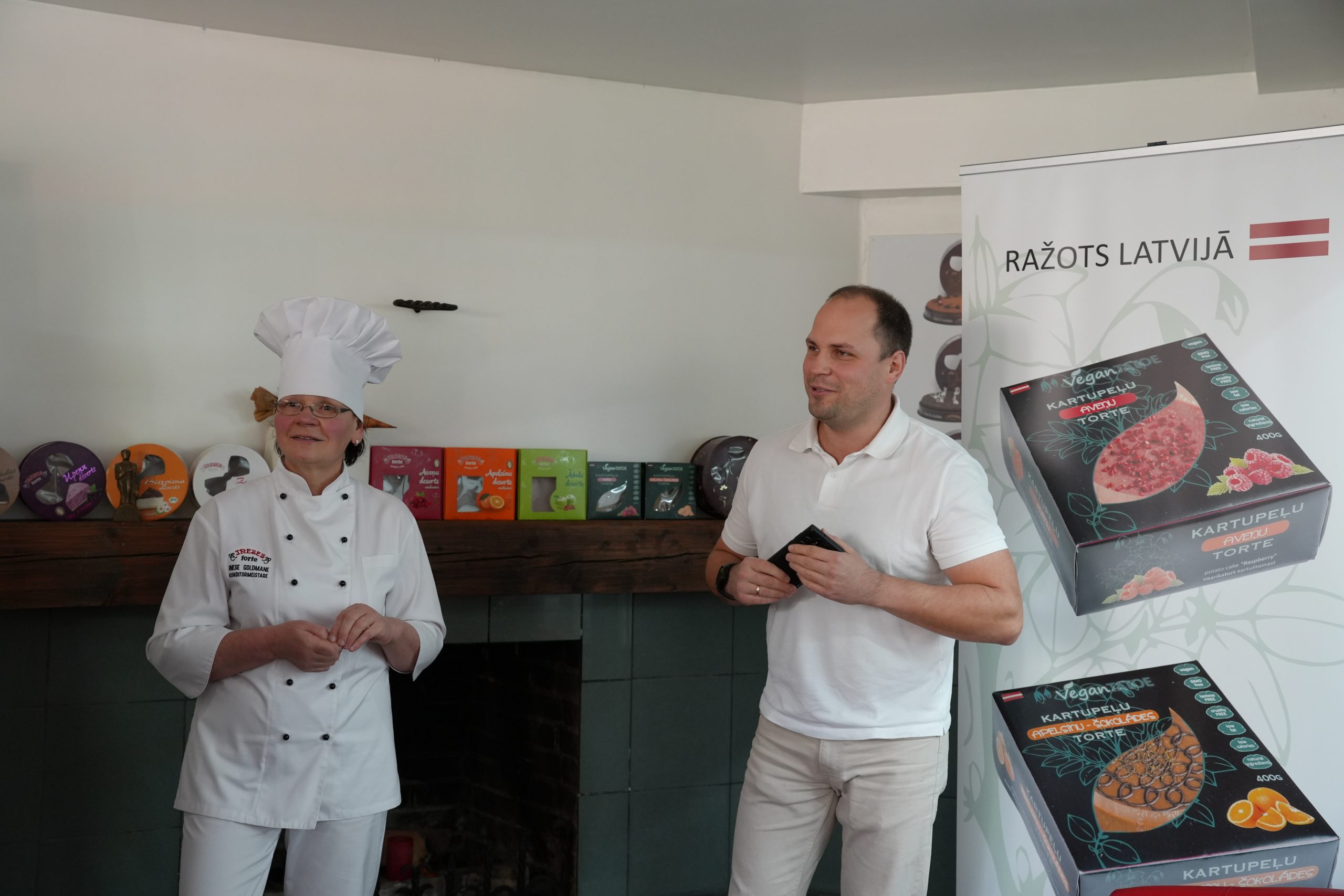 SIA "Ineses tortes" dibinātāja konditormeistare Inese Goldmane un valdes loceklis Juris Goldmanis stāsta par uzņēmuma izaugsmi un degsmi gatavot tortes un desertus no 100% dabīgām izejvielām.