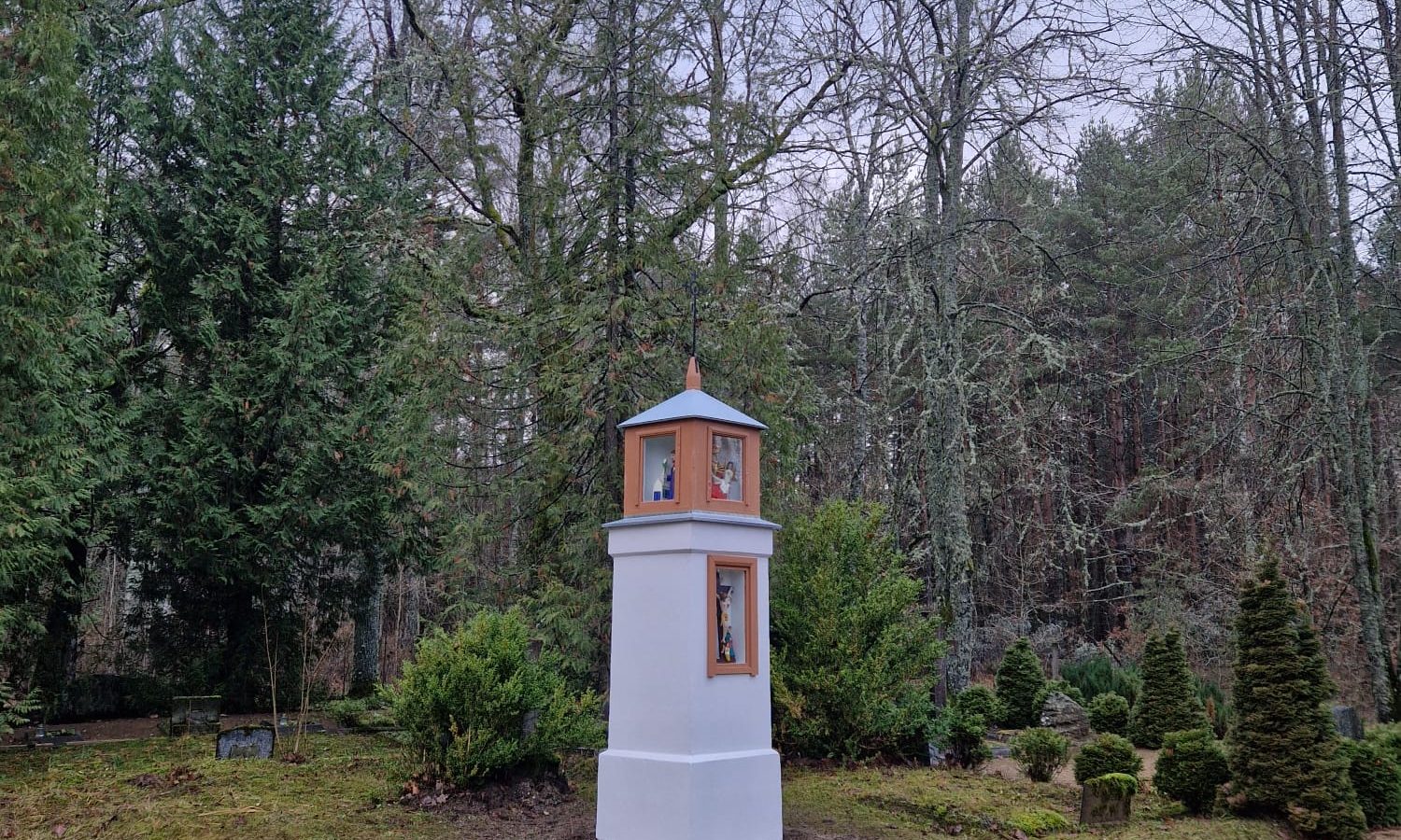 Gudeniekos Dūru kapos atjaunota kapela ar skulptūrām