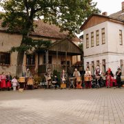 Suitu Bundzinieki Svētā Miķeļa svētkos Alsungas pils pagalmā