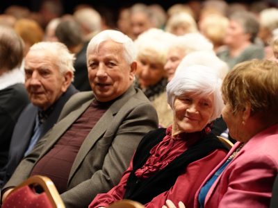 Kuldīgas Kultūras centrā valdīja īpaši gaiša un sirsnīga gaisotne. Uz kopīgu Ziemassvētku ieskandināšanas pasākumu pulcējās gandrīz 400 Kuldīgas novada senioru.