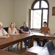 Pieci cilvēki – trīs vīrieši un divas sievietes – Īvades iedzīvotāju padome