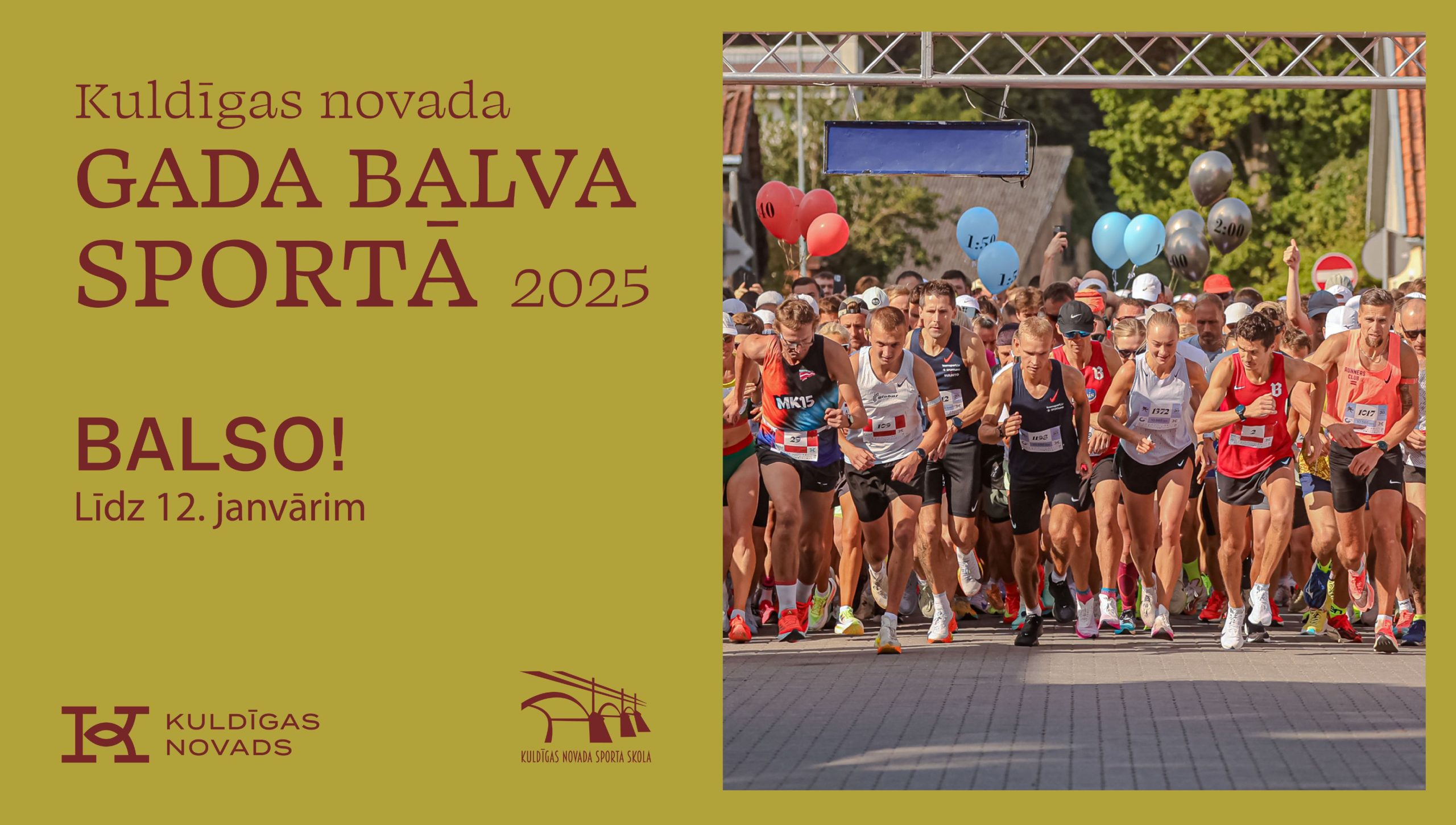 Kuldīgas novada GADA BALVA SPORTĀ 2025. BALSO! Līdz 12. janvārim. Attēlā redzama liela grupa skrējēju sporta sacensību starta līnijā zem arkas, gatavi uzsākt skrējienu, ar baloniem fonā. Apakšā redzami Kuldīgas novada un Kuldīgas novada Sporta skolas logo.