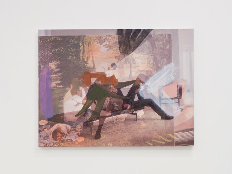 Slāņaina glezna, kurā pārklājas divas ainas: klasisks pikniks ar kokiem, sēdošām figūrām un augļu grozu, kā arī mūsdienīgs attēls ar tumšā uzvalkā tērptu vīrieti, kurš sēž krēslā, un blāvu zaļu siluetu. Attēlam ir dubultās ekspozīcijas efekts, un pār to ir gaišs, abstrakts otas triepiens.