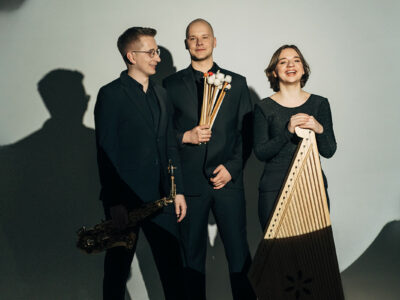 Šī gada 25. aprīlī plkst. 16 Ventas krastā, Ventspils ielas galā iepretim Kuldīgas skatu tornim, notiks iniciatīvas “Lašu dziesma” pirmā aktivitāte – publiska diskusija “Nārsts nav bufete”. Tā būs veltīta lašu nārsta laikam un upes ekosistēmas ilgtspējai. Pasākuma noslēgumā ugunskura koncertā uzstāsies “Trio Tresensus” – Līga Griķe (kokle), Aigars Raumanis (saksofons) un Uģis Upenieks (perkusijas).