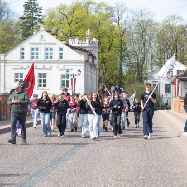 Kuldīgā sagaidīta Latvijas Jaunatnes olimpiādes lāpa