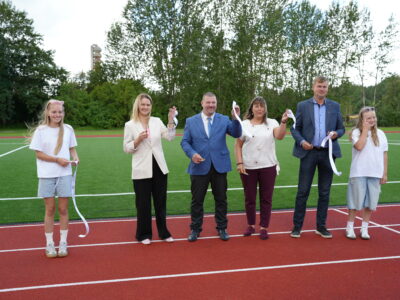 Svinīgi atklāts atjaunotais Skrundas sporta laukums – prieks skolēniem un ikvienam iedzīvotājam!