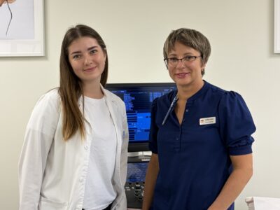 Jaunieši veic brīvprātīgo darbu slimnīcā